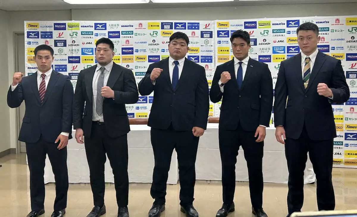 全日本柔道選手権前日会見に出席した（左から）川端、影浦、王子谷、羽賀、原沢
