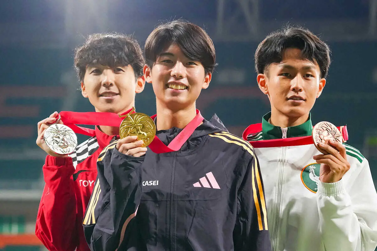 男子10000メートル決勝、メダルを手に笑顔を見せる（左から）太田、葛西、前田（撮影・会津　智海）