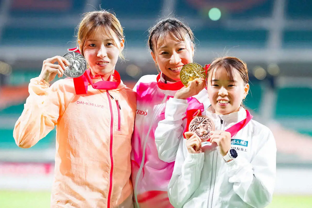 ＜第100回日本陸上競技選手権＞女子10000メートル決勝、メダルを手に笑顔を見せる（左から）小海、五島、兼友（撮影・会津　智海）