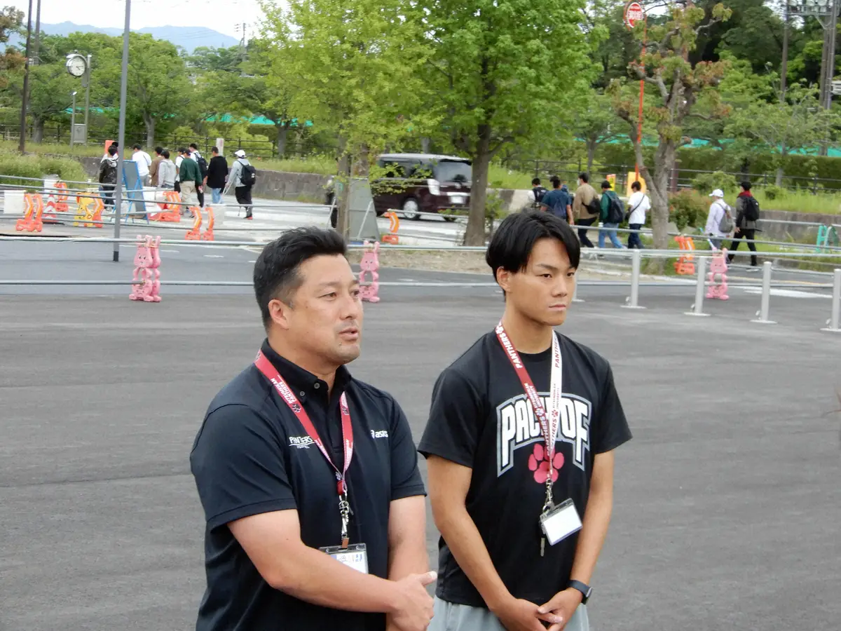 ＜立命大・法大＞試合後、応援に来た両親、関係者にチームの現状を説明する立命大・高橋監督