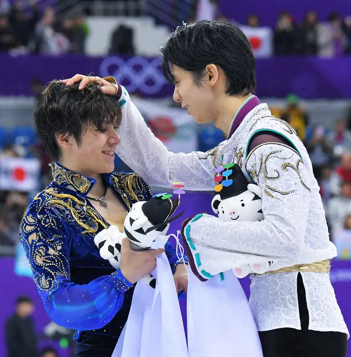 平昌五輪男子フリーの演技を終え、セレモニーで、銀メダルとなった宇野昌磨（左）の頭をなでる優勝した羽生結弦さん
