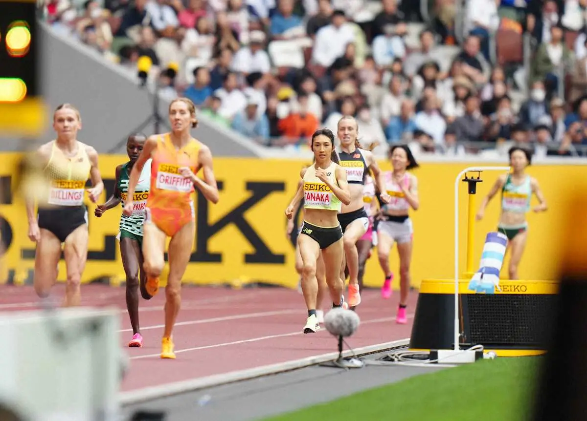 ＜セイコーゴールデングランプリ2024＞女子1500メートル、最後の直線で必死に食らいつく田中（中央）（撮影・木村　揚輔）