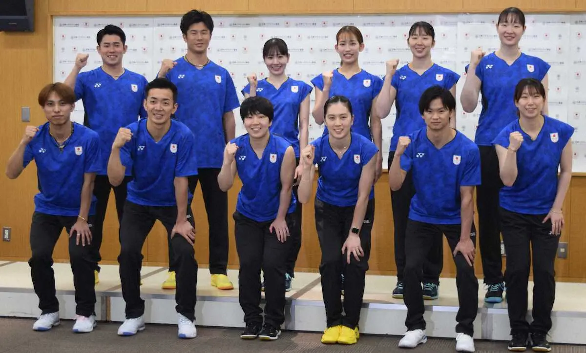 パリ五輪代表に内定した12選手。（前列左から）奈良岡、西本、山口、大堀、渡辺、東野、（後列左から）保木、小林、志田、松山、永原、松本