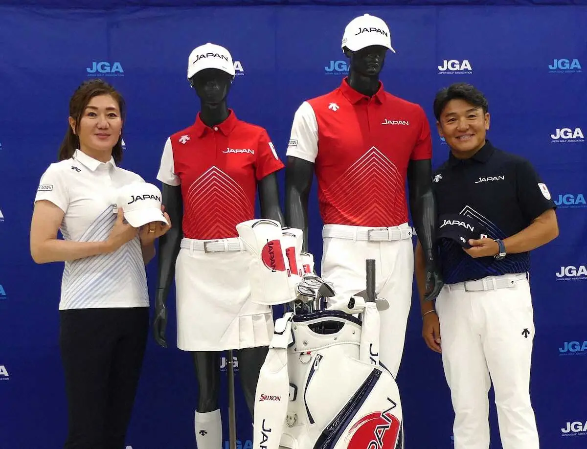 パリ五輪ゴルフ日本代表ユニホーム発表会見に出席した（右から）丸山茂樹監督、服部道子女子コーチ