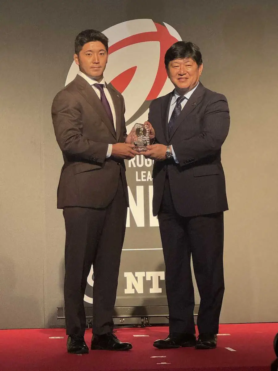 リーグワンの新人賞を受賞した東京SGのSO高本幹也（左）。右はリーグワンの東海林一専務理事