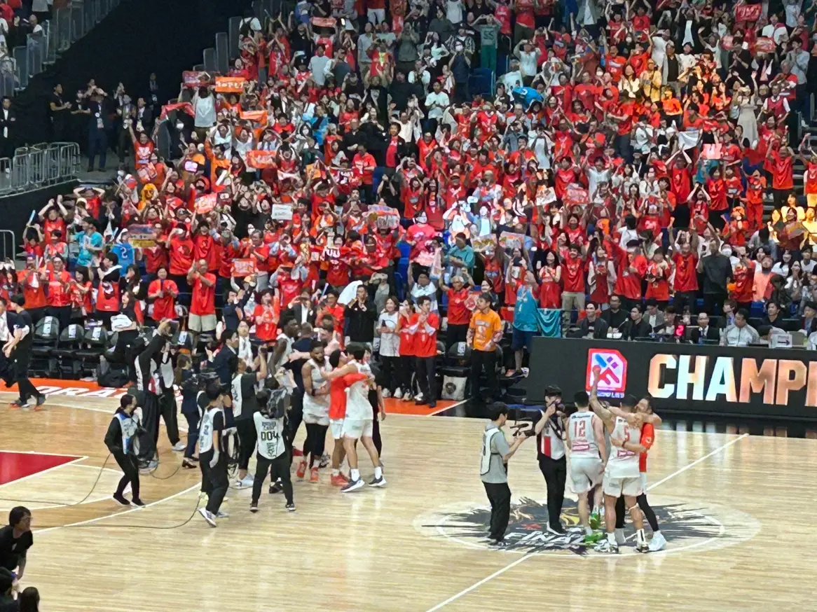試合終了直後、歓喜に沸く広島の選手たち