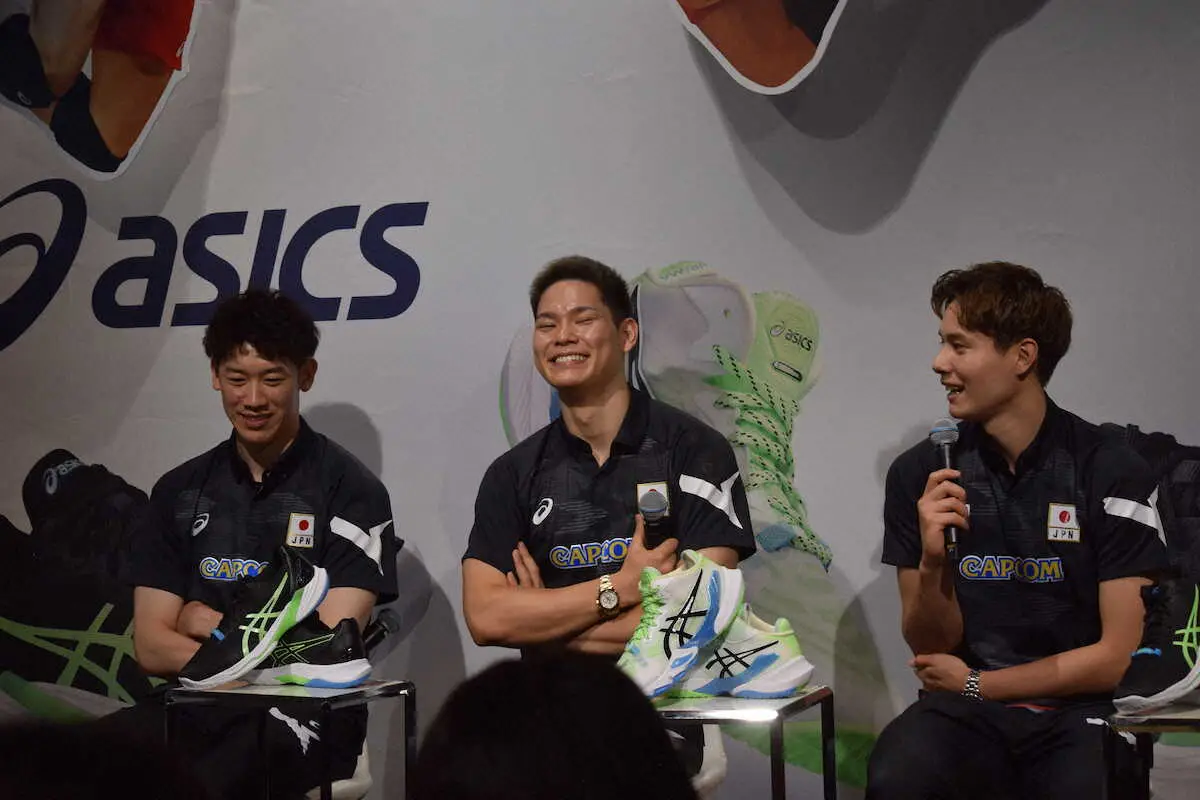 トークイベントで笑顔を見せる（左から）石川、西田、高橋藍