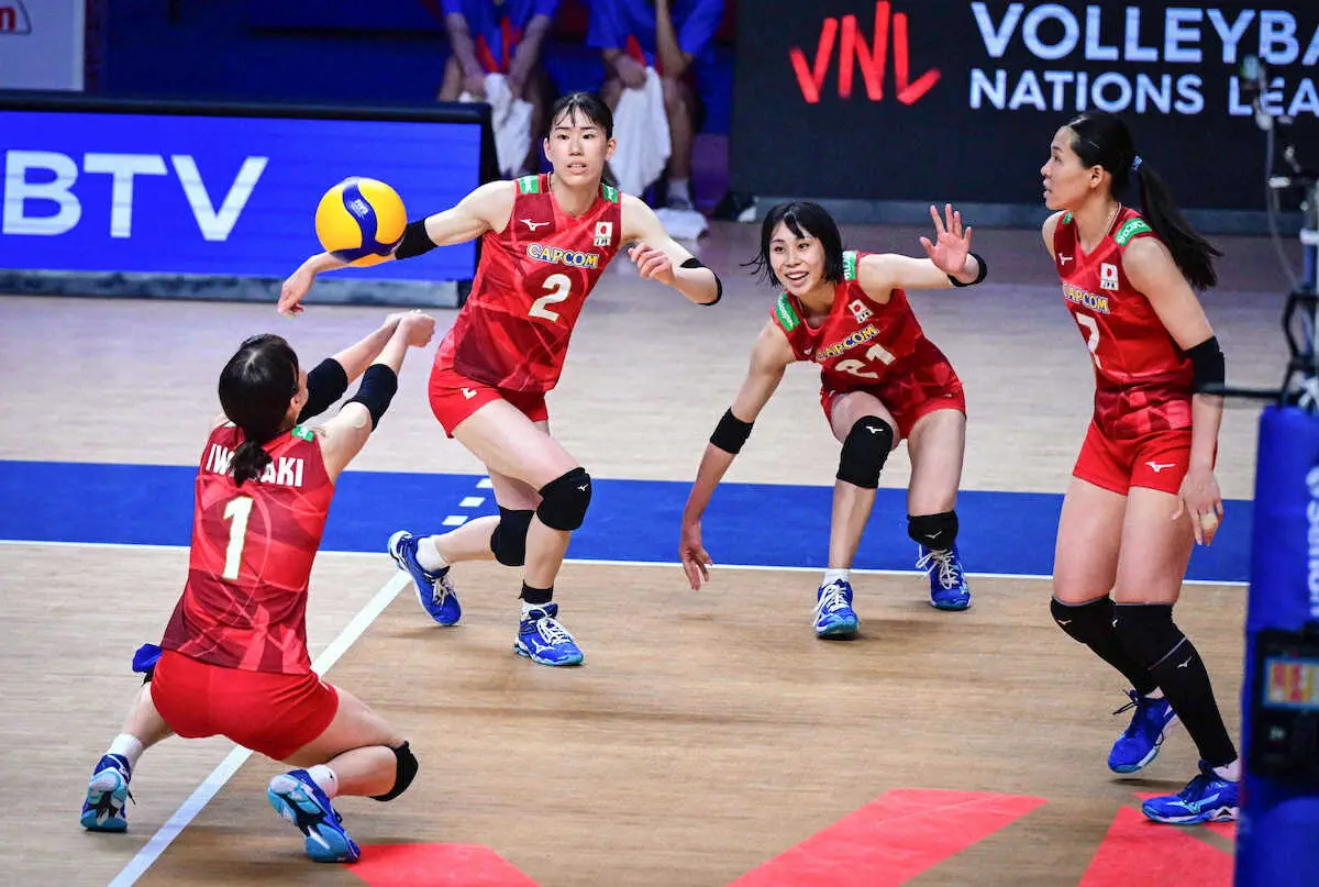 ＜日本・ドミニカ共和国＞プレーする日本の選手（Volleyball　World提供）