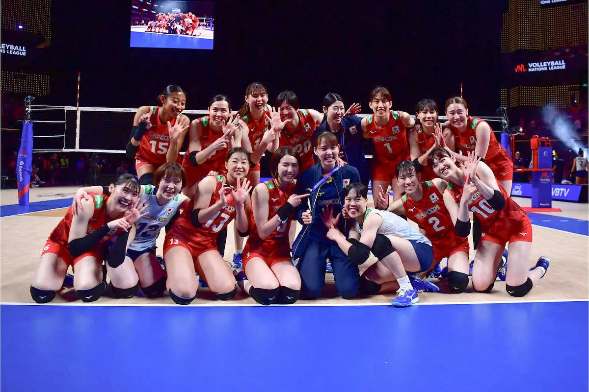 ネーションズリーグ＜日本・ドミニカ共和国＞勝利を喜ぶ日本の選手たち（C）volleyballworld.com