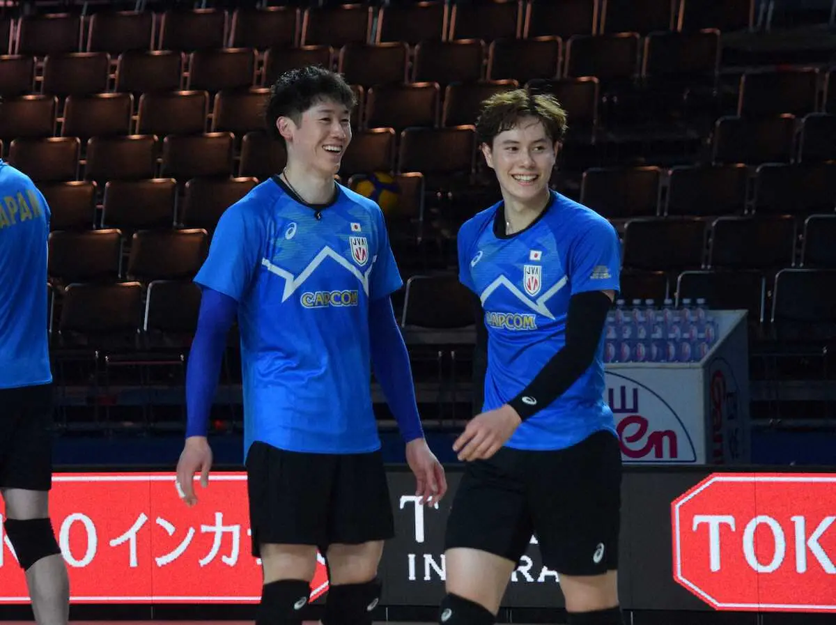 練習中に笑顔を見せる（左から）石川祐希と高橋藍