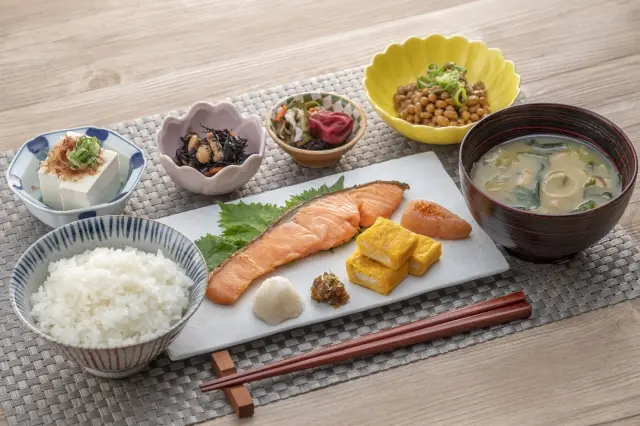 【画像・写真】朝食は「パン」より「ごはん」のほうが幸福度が高くなる？吉野家の興味深い研究