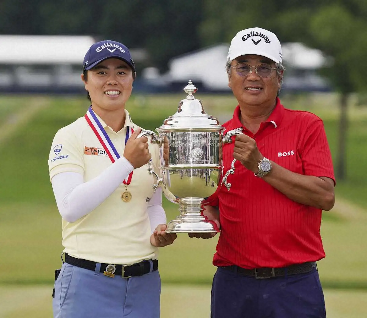 ゴルフの全米女子オープン選手権で優勝し、父・正和さんとトロフィーを手にする笹生優花