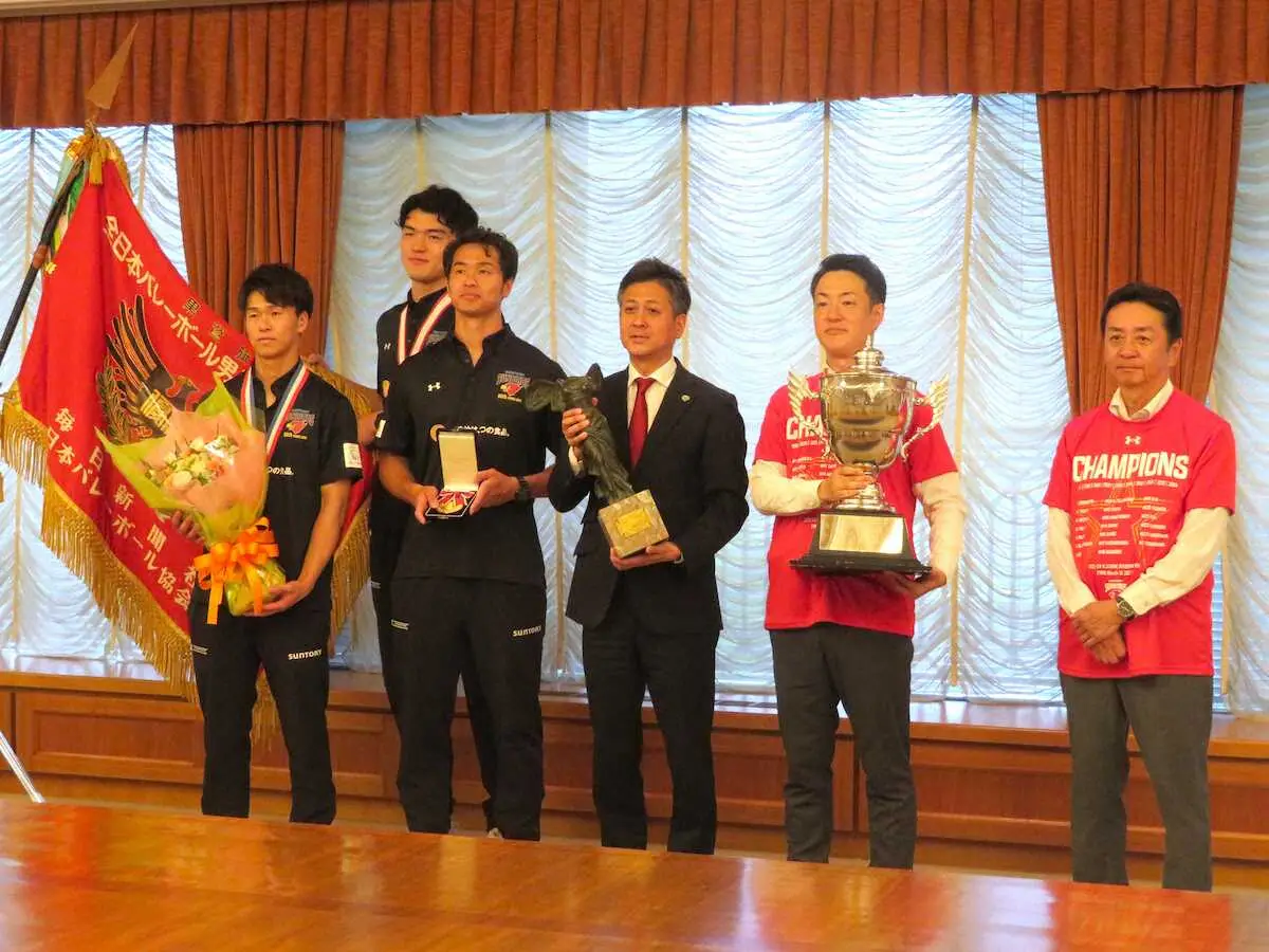 【バレー】サントリー　大阪市長にVリーグと黒鷲旗の優勝報告「次回は世界No.1の報告を」