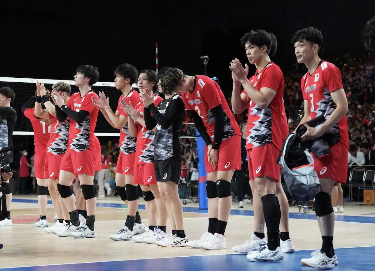 ＜日本・ポーランド＞ポーランドに敗れ肩を落とす日本の選手たち（撮影・岡田　丈靖）