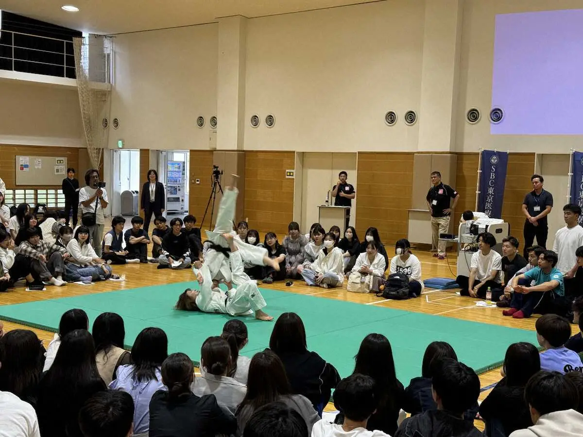 SBC東京医療大の特別講義で、得意の巴投げの披露を行う角田夏実