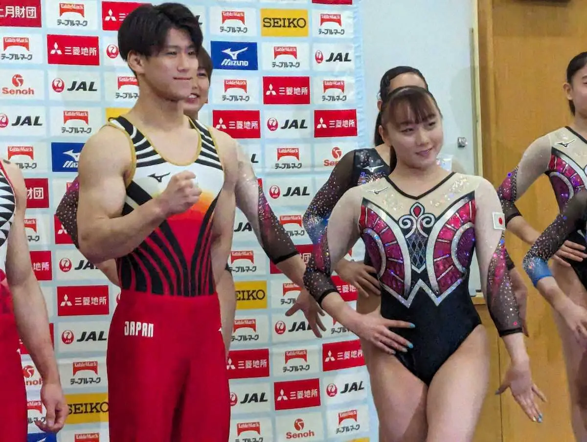 新ユニホームを披露した体操男子の橋本大輝（左）、女子の宮田笙子