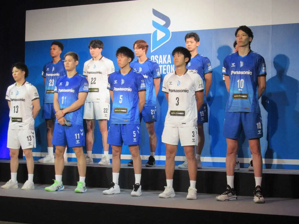 新たなユニホームを着た大阪ブルテオンの西田有志（前列左から2人目）ら