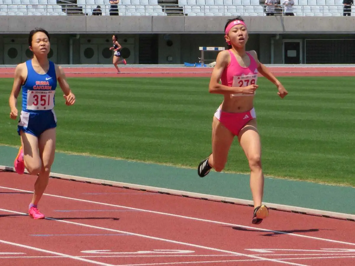 高校総体近畿地区予選会の女子1500メートルで優勝した久保凜（右）