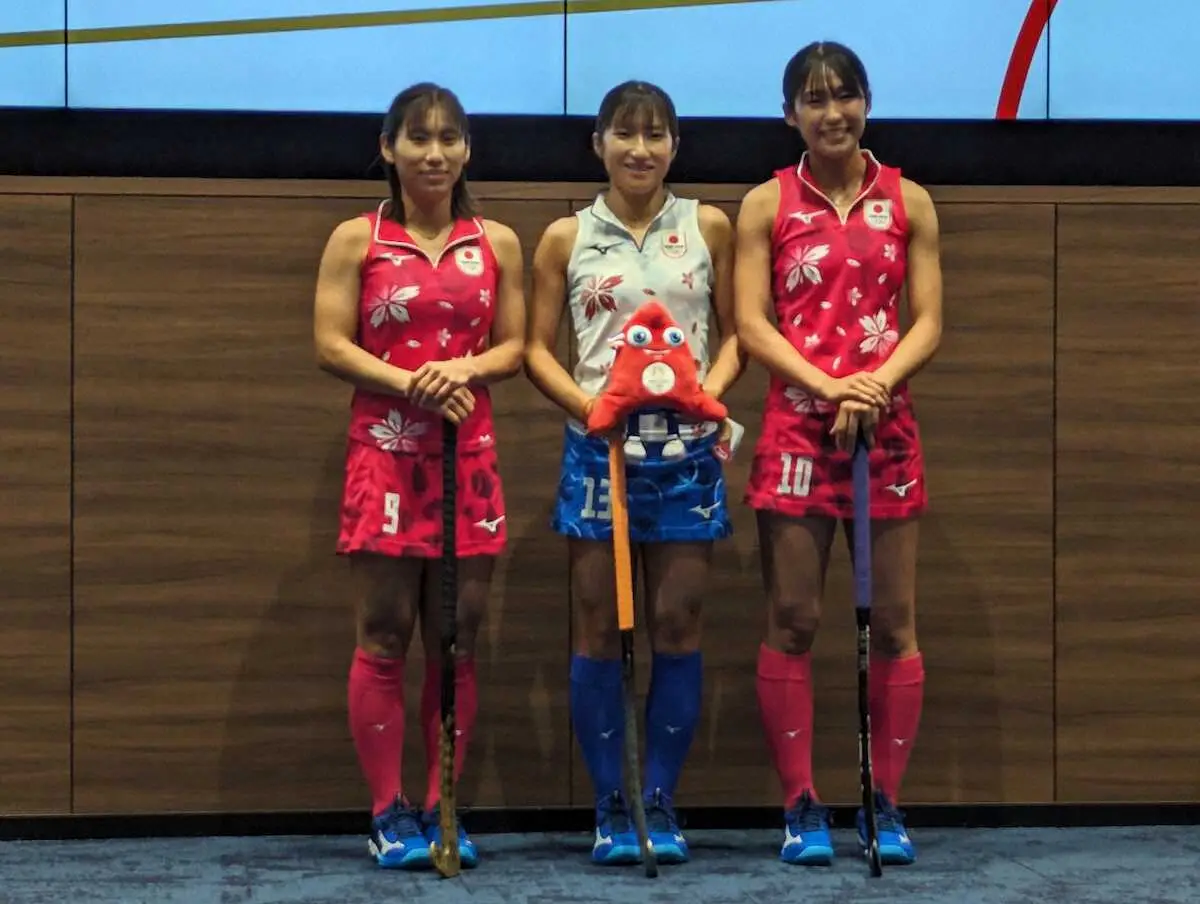パリ五輪代表に決まったホッケー女子代表の（左から）永井友、狐塚、島田