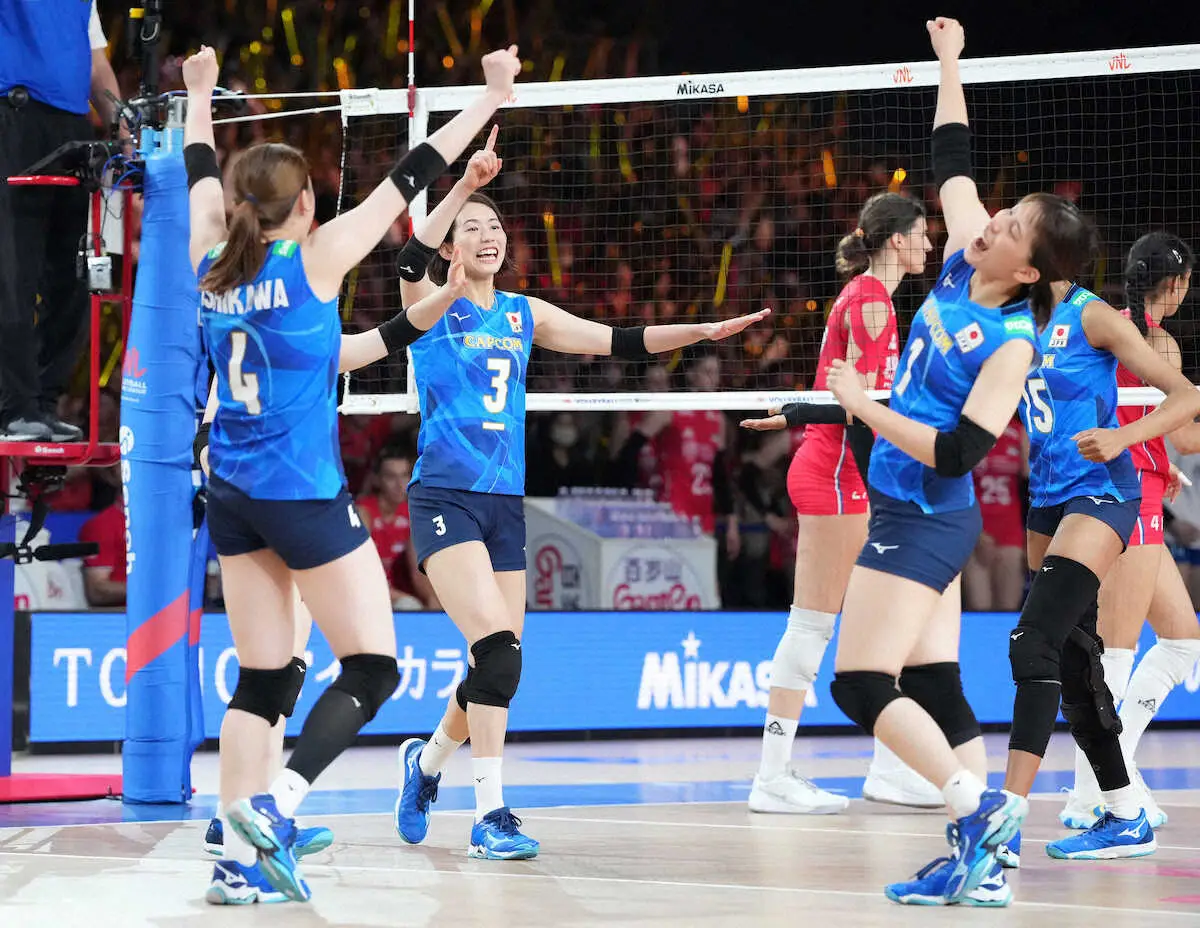 ＜ネーションズリーグ女子　日本・セルビア＞セルビアに勝利し喜ぶ（左から）石川、古賀ら日本の選手たち（撮影・岡田　丈靖）