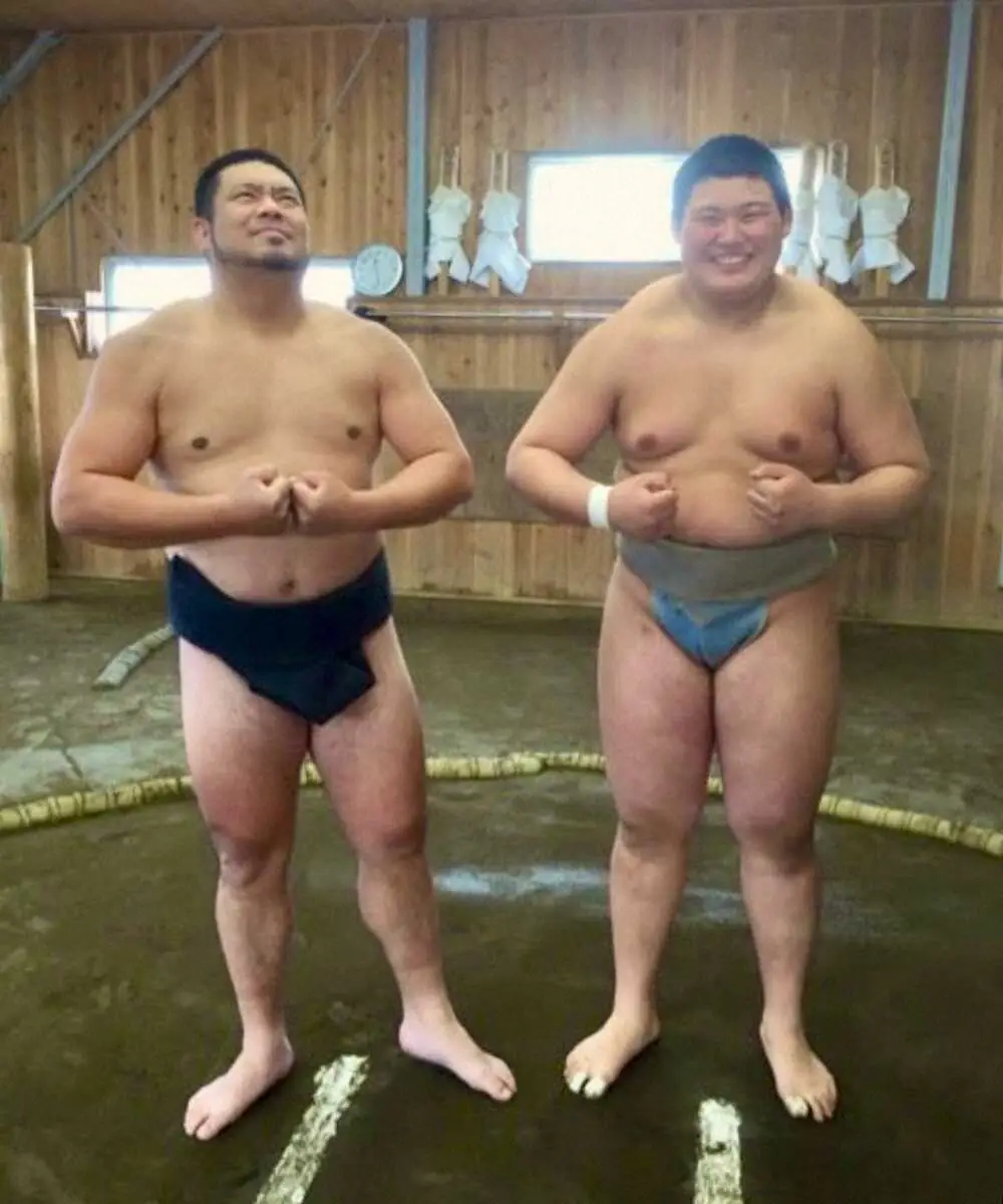 中3の3月、まわし姿で父・中村知幸さん（左）とポーズを決める大の里（海洋高相撲部提供）