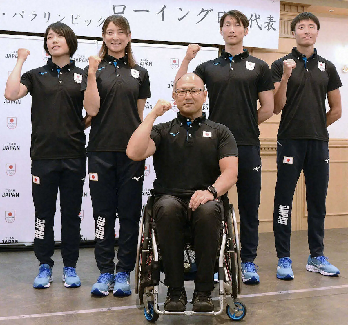 ローイングのパリ五輪代表の（後列左から）広内映美、大石綾美、古田直輝、宮浦真之。手前はパラリンピック代表の森卓也