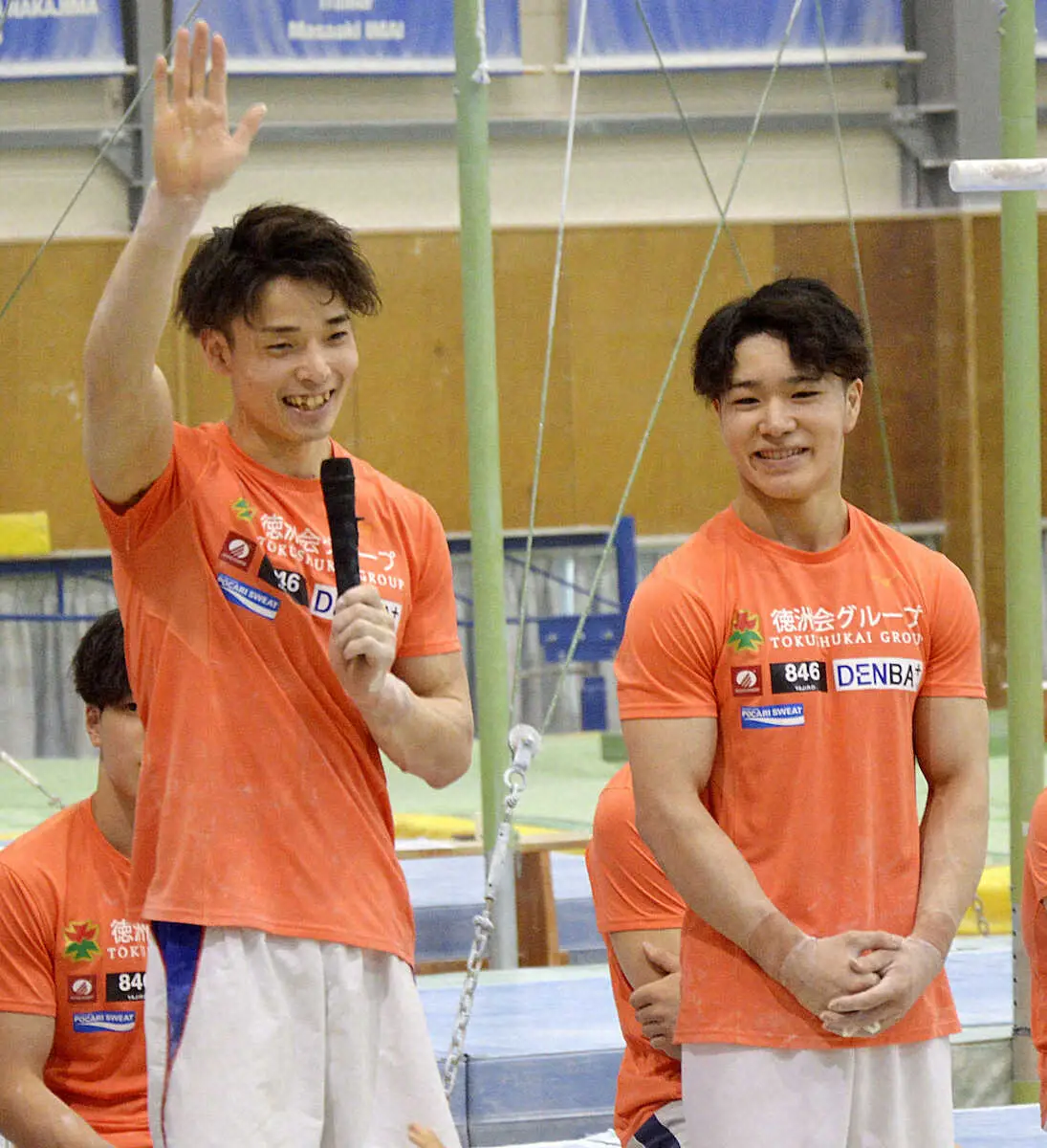 練習を公開した体操男子の杉野正尭（左）と岡慎之助