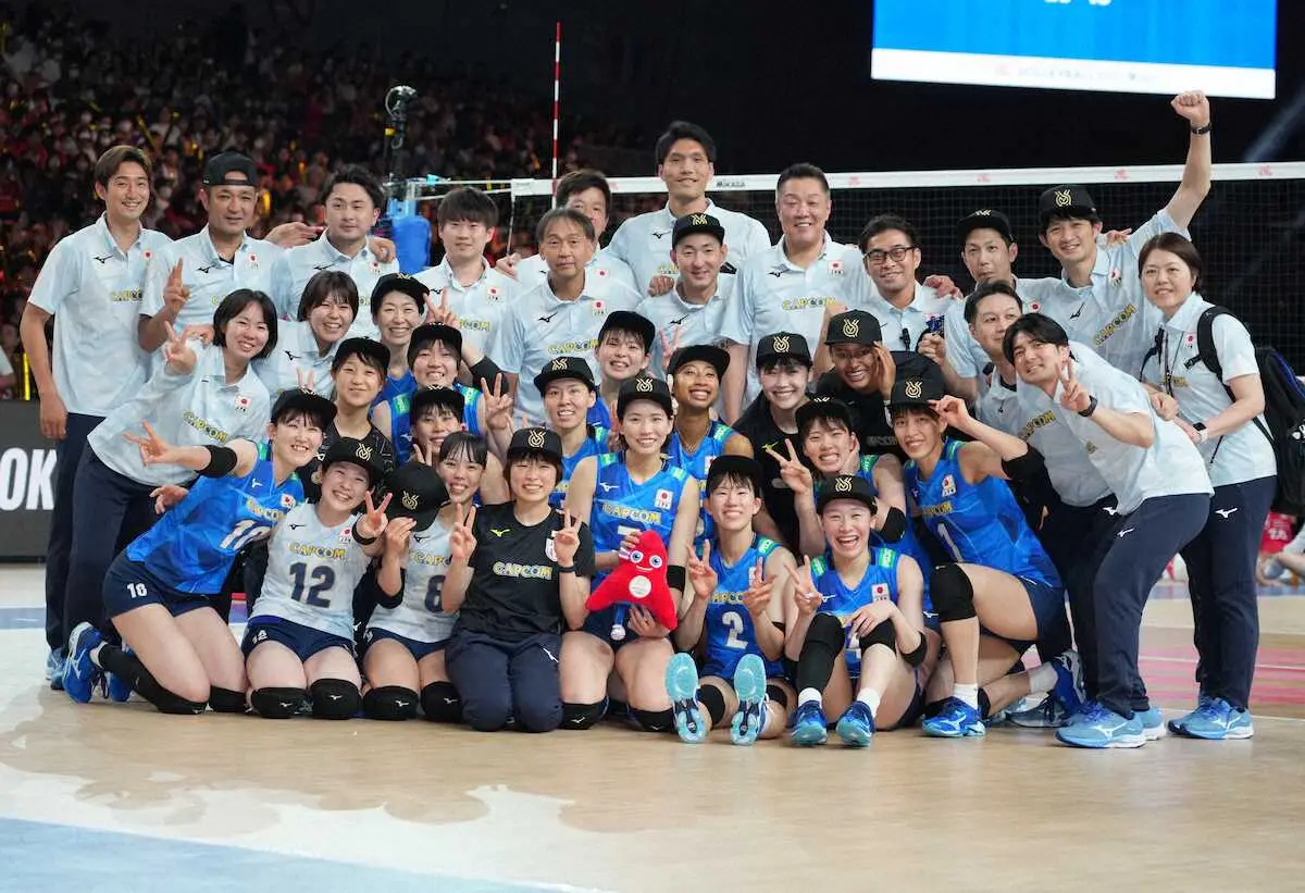 セルビアに勝利。五輪出場決定の記念撮影する日本の選手たち