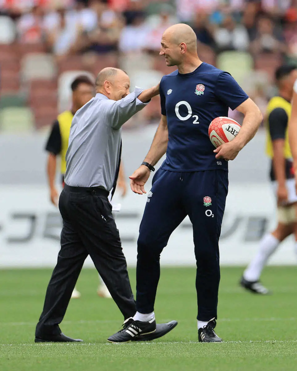 ＜日本・イングランド＞試合前に言葉を交わす日本代表・ジョーンズHC（左）とイングランド代表・ボーズウィックHC（撮影・篠原岳夫）