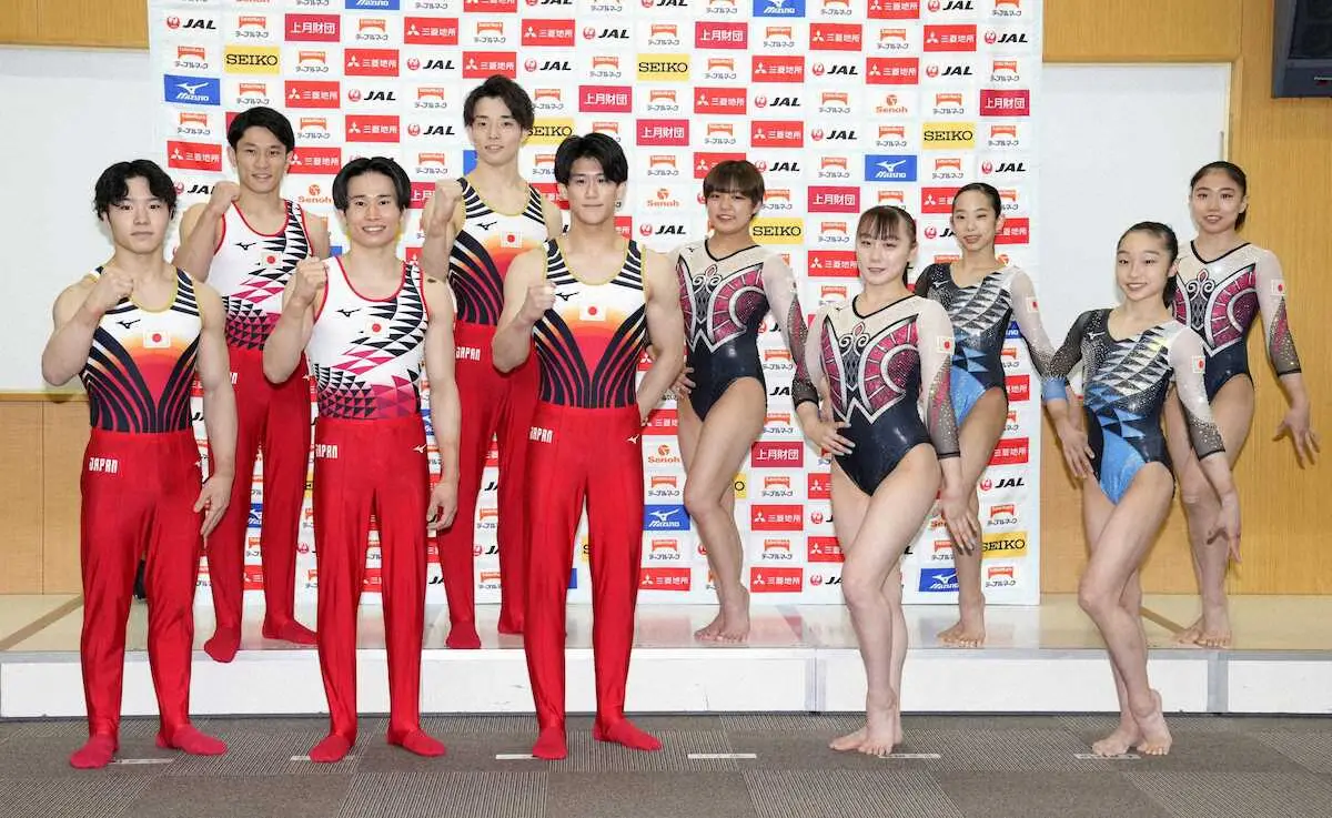 体操のパリ五輪代表ユニホームを披露する萱和磨ら（前列左から2人目）