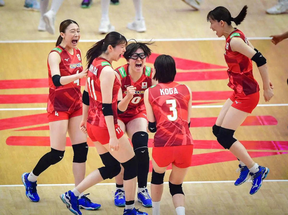 ＜日本・ブラジル＞得点に沸く日本の選手たち（C）volleyballworld.com