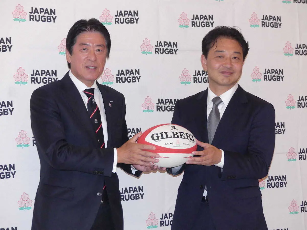 ともに再任が決まった日本ラグビー協会の土田会長（左）と岩渕専務理事