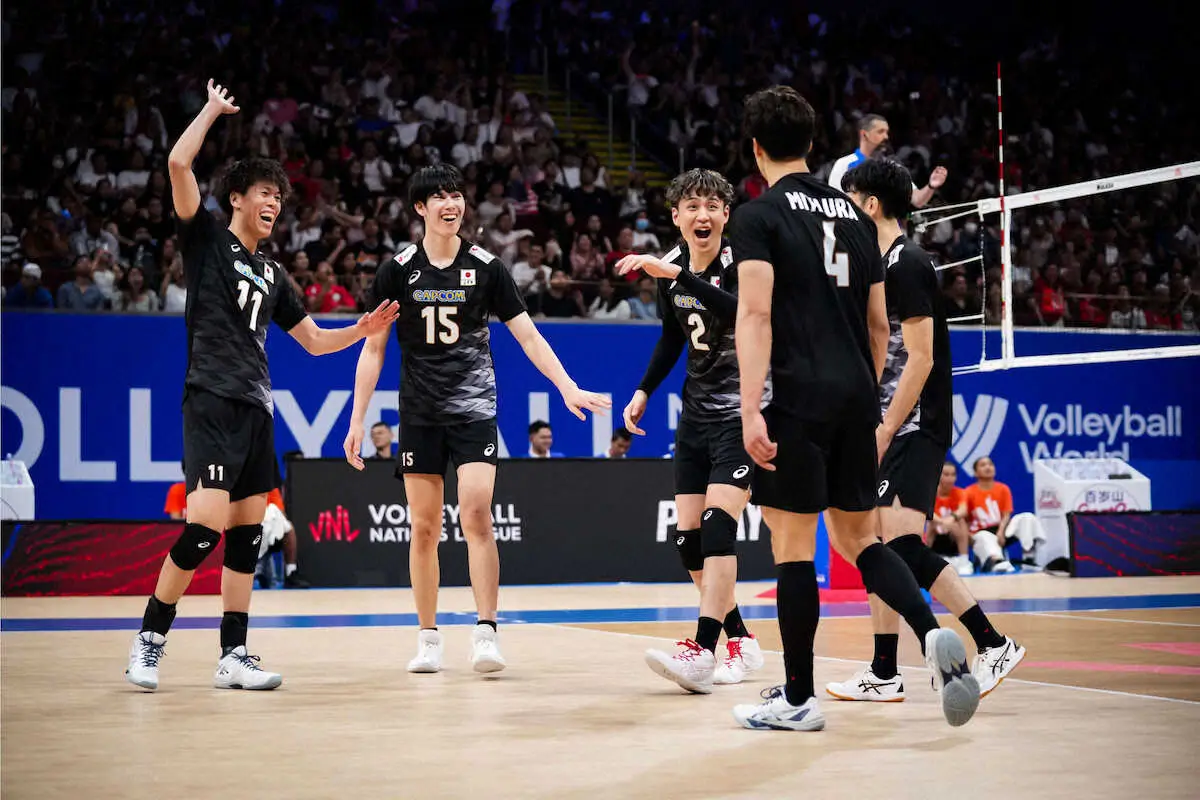 ＜日本・米国＞得点に笑顔の（左から）富田、甲斐、小野寺ら（C）volleyballworld.com