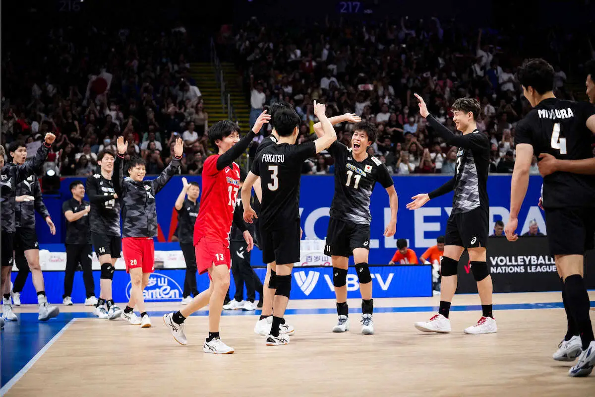 ＜日本・米国＞米国に勝利し、歓喜する日本の選手たち（C）volleyballworld.com