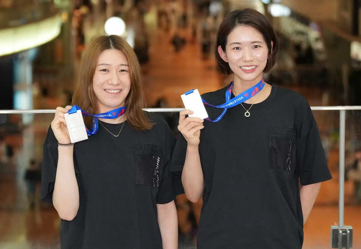 帰国し、メダルを手に笑顔を見せるバレーボール女子日本代表の石川（左）と古賀（撮影・木村　揚輔）