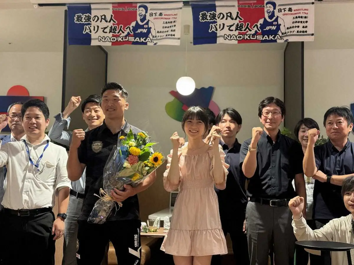 東京都内で開かれた地元高松市の応援イベントで記念撮影に応じる日下尚（前列左から2人目）