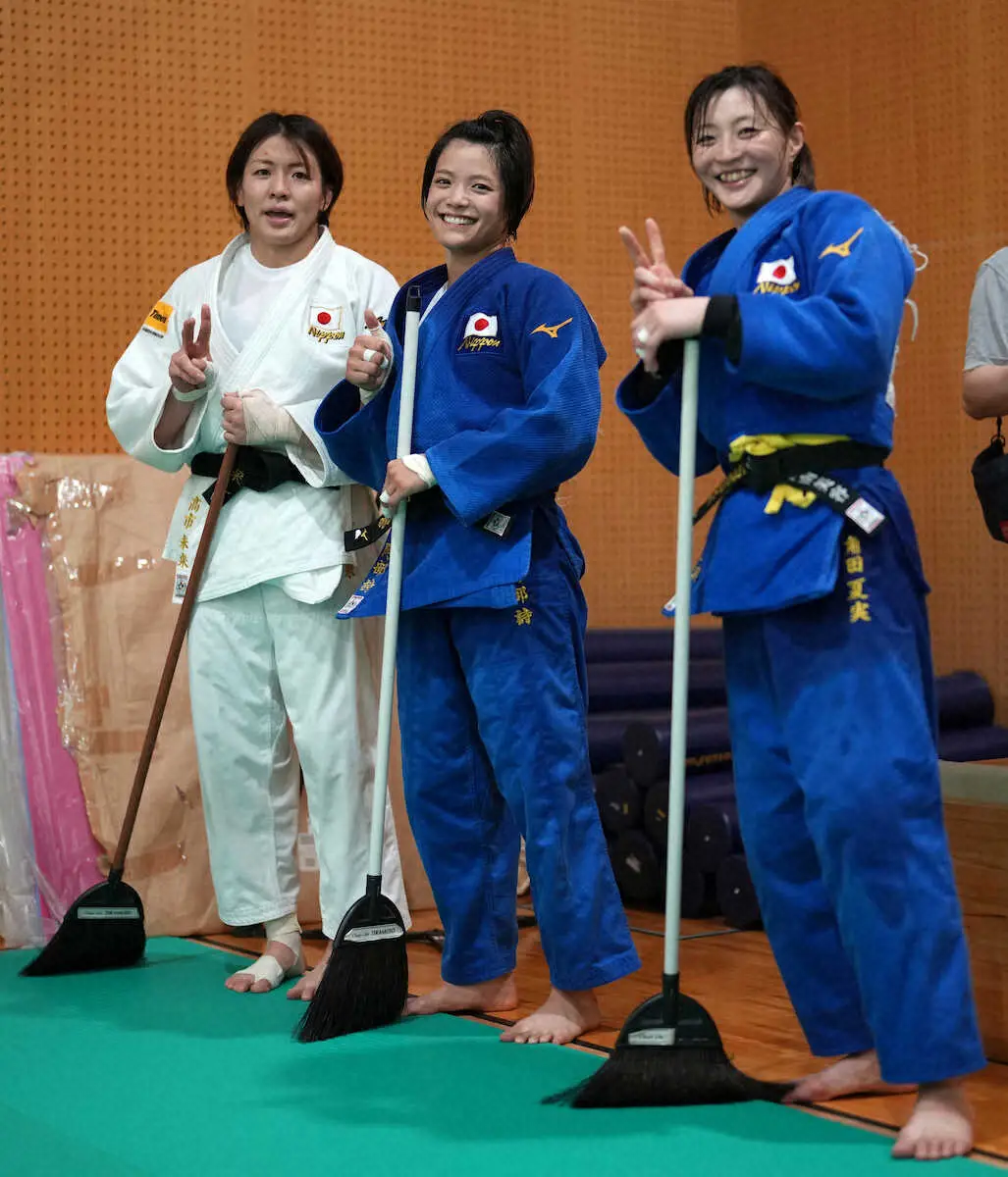 ＜柔道女子日本代表公開練習＞練習後の掃除前に笑顔を見せる（左から）高市、阿部、角田（撮影・木村　揚輔）