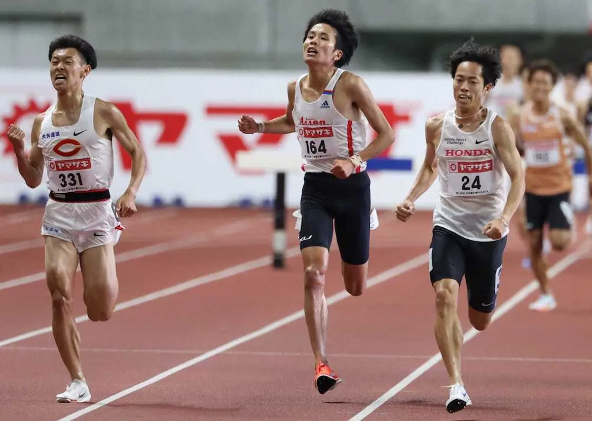男子3000m障害決勝で優勝した青木涼真（右）（撮影・平嶋　理子）