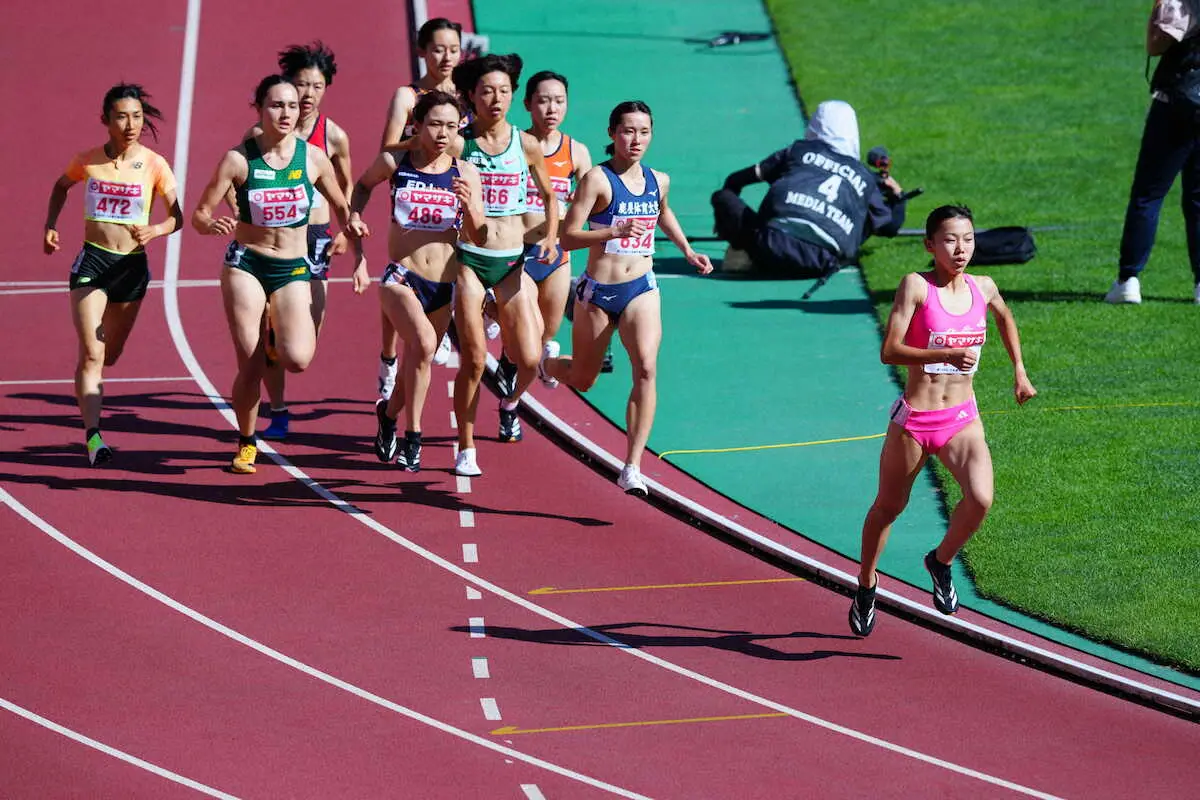 ＜陸上日本選手権第3日＞女子800メートル予選、力走する田中希実（左）と久保凜（右）（撮影・小海途　良幹）
