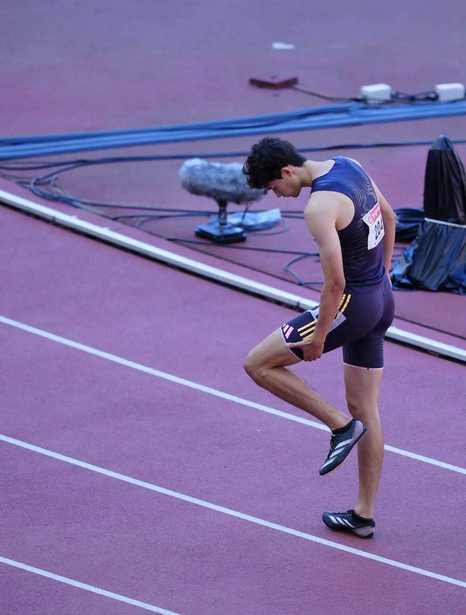 ＜陸上日本選手権第3日＞男子110メートル障害予選を終えた豊田兼は左足を気にしていた（撮影・小海途　良幹）