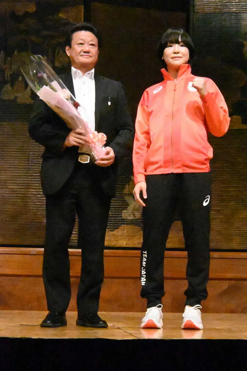 日体大レスリング部の壮行会で、父でコーチの俊一氏（左）に花束を渡して感謝を伝えた藤波朱理