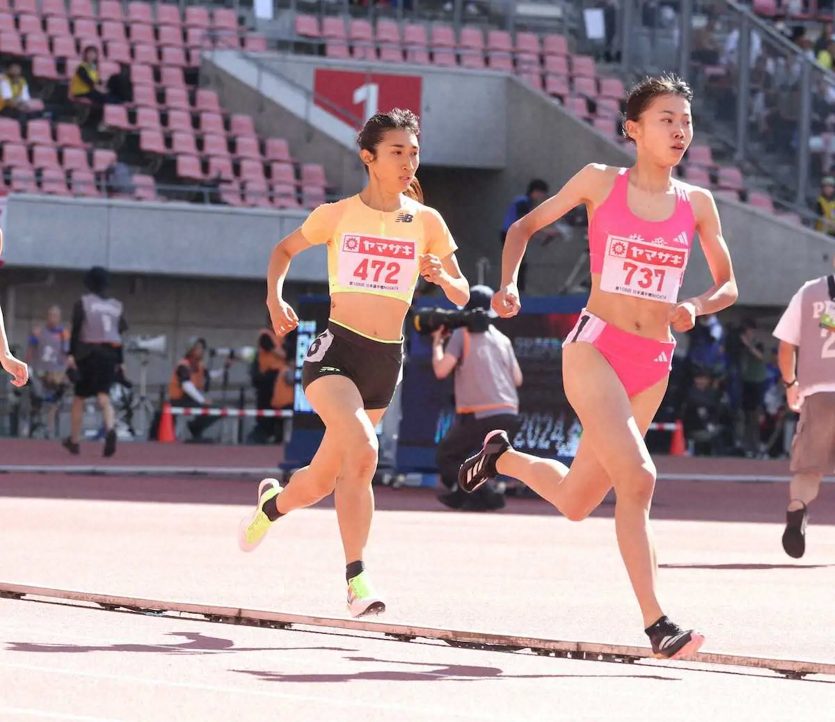＜陸上　日本選手権第3日＞女子800メートル予選、競り合う久保凛（右）と田中希実（撮影・平嶋　理子）