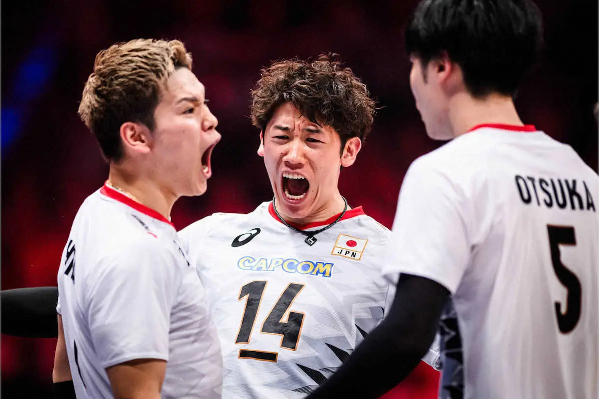 得点を決め、雄叫びを上げる（左から）西田、石川ら（C）volleyballworld.com