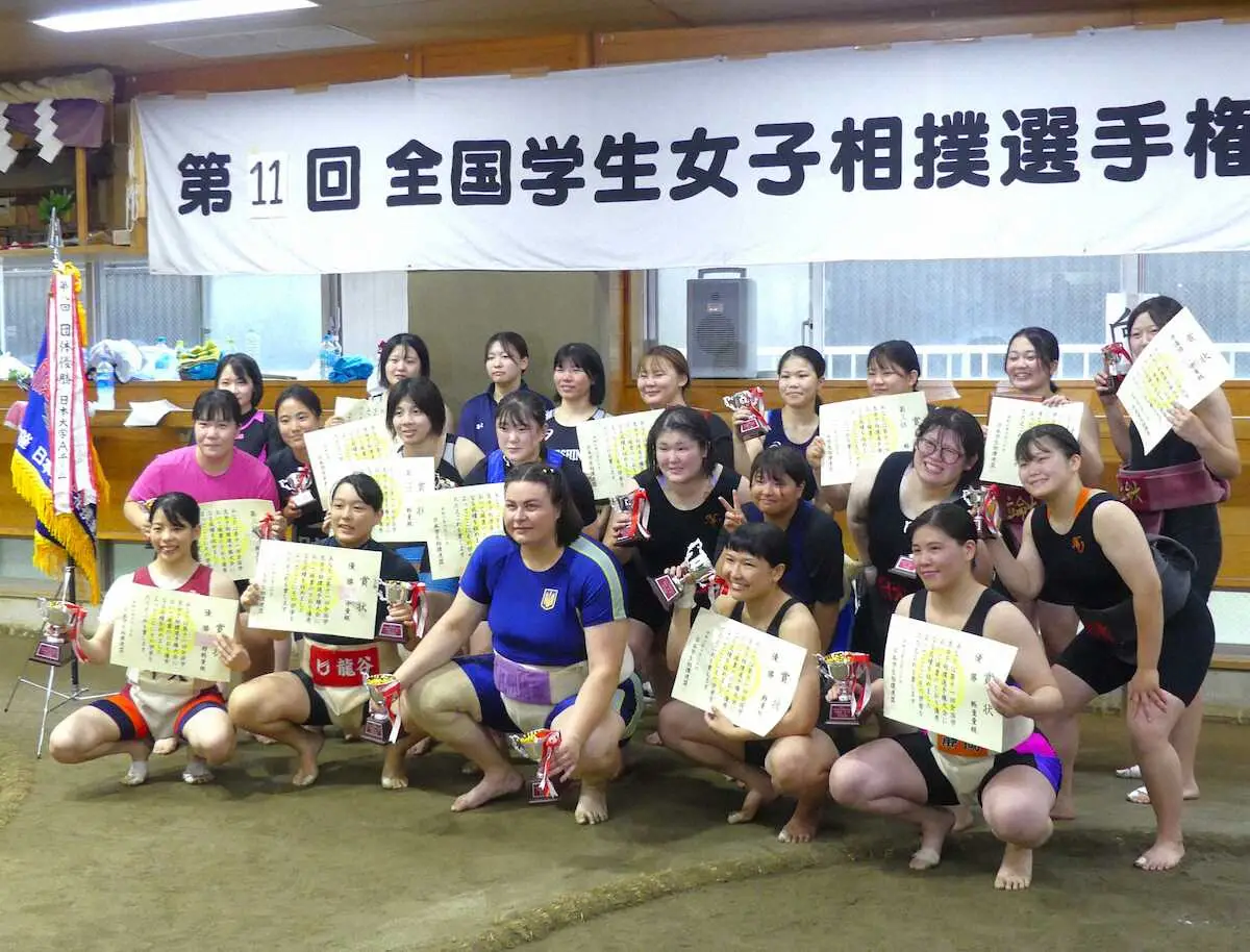 記念撮影に収まる、全国学生女子相撲選手権大会に出場した全選手。全国から過去最多13校が集まった