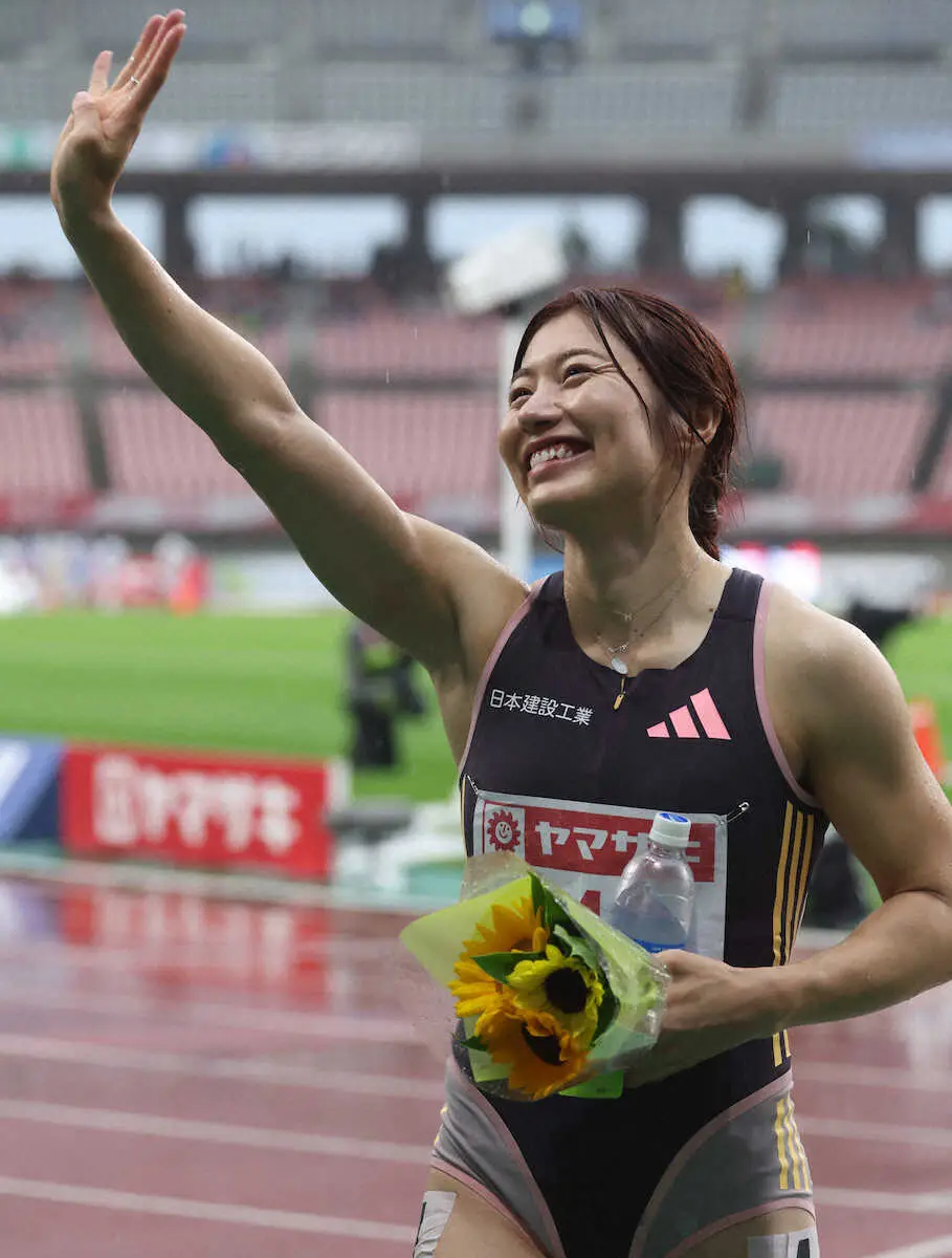 女子100メートル障害決勝、声援に笑顔で手を振る福部真子（撮影・平嶋　理子）