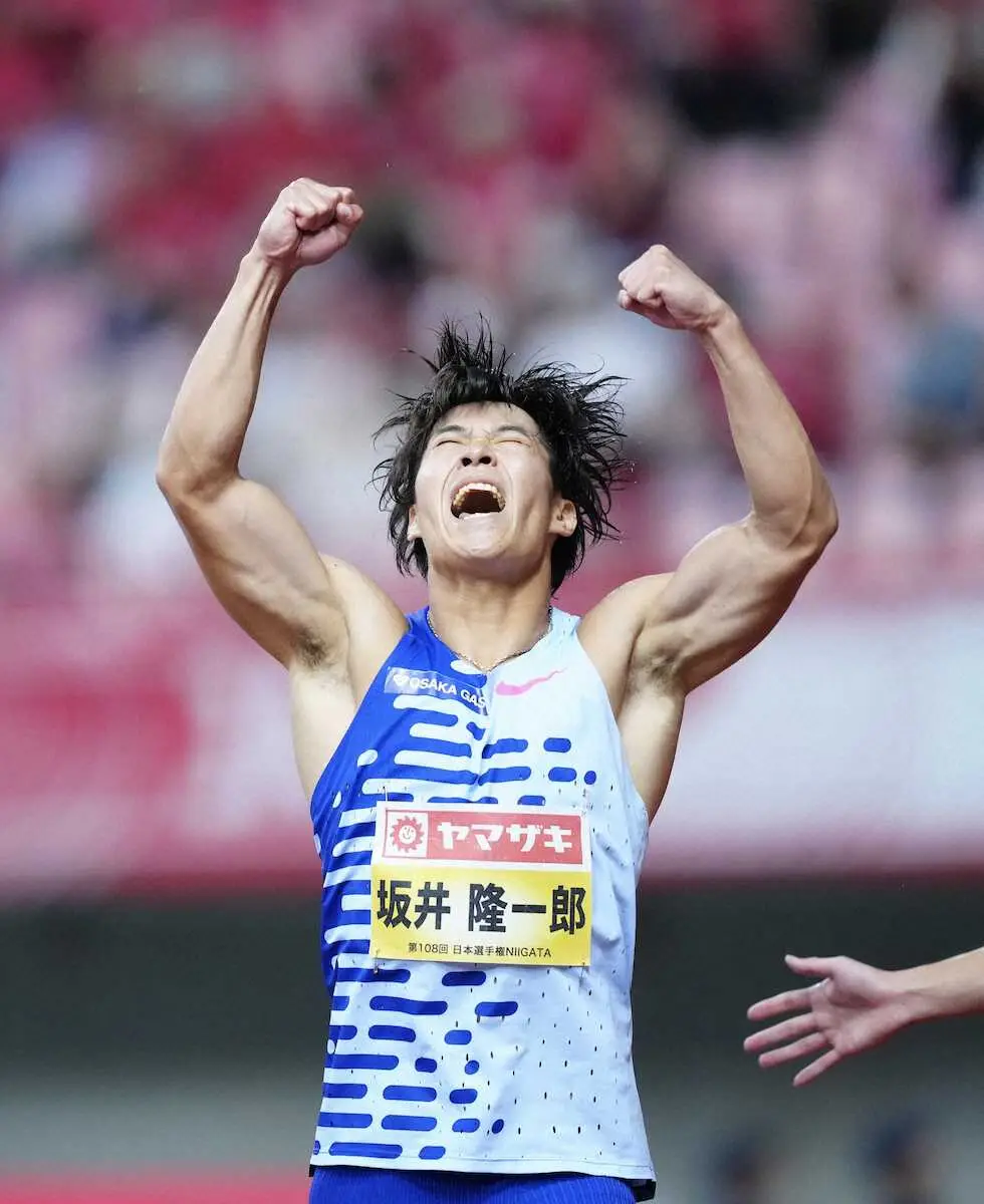 男子100メートル決勝、優勝した坂井（撮影・小海途　良幹）