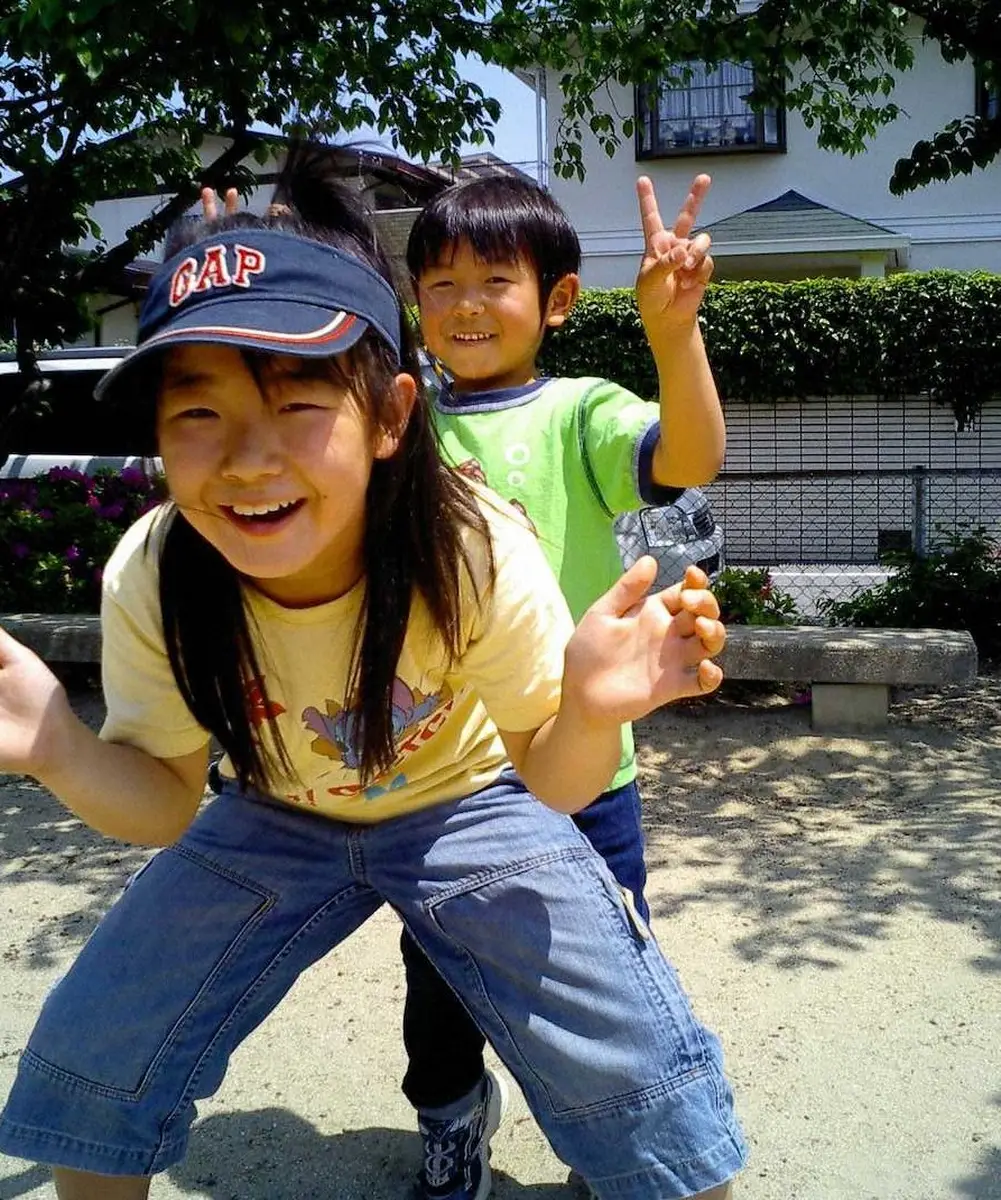 【画像・写真】幼少時代のSHIGEKIX（後方）とAYANE