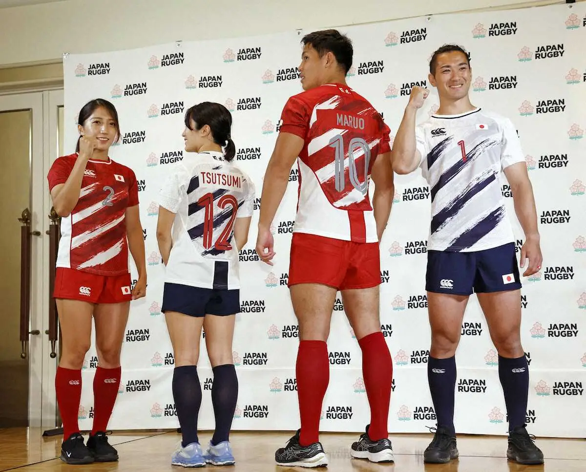 　パリ五輪のラグビー7人制日本代表の新ジャージーを披露する（左から）女子の梶木、堤、男子の丸尾、石田大＝8日、東京都内のホテル