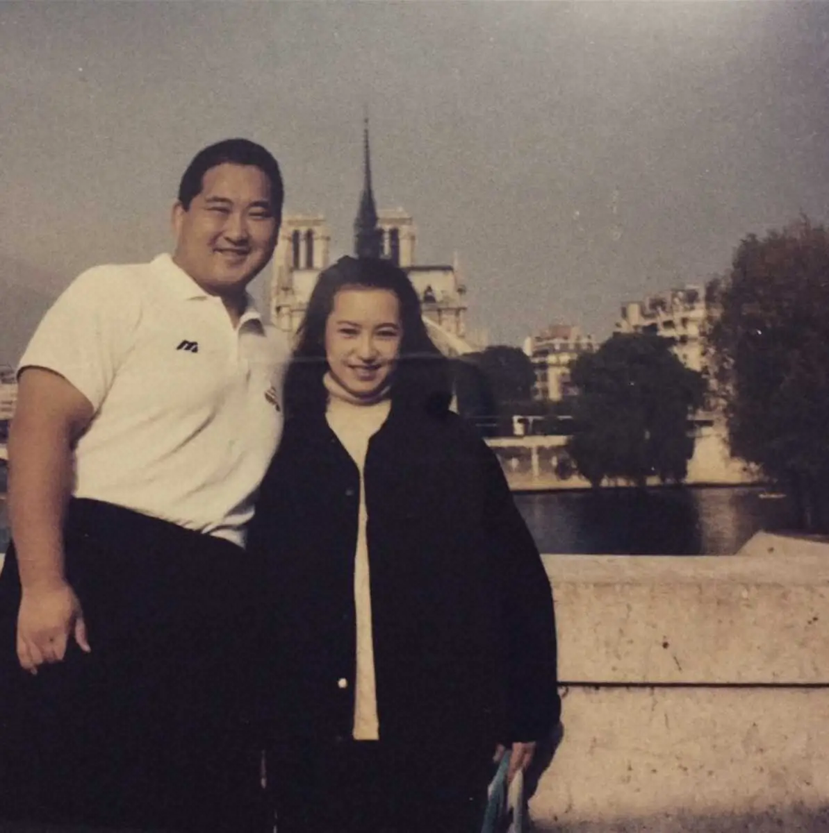 結婚前の96年2月、パリのノートルダム大聖堂を背景に記念撮影した斉藤仁さんと三恵子さん（斉藤三恵子さん提供）