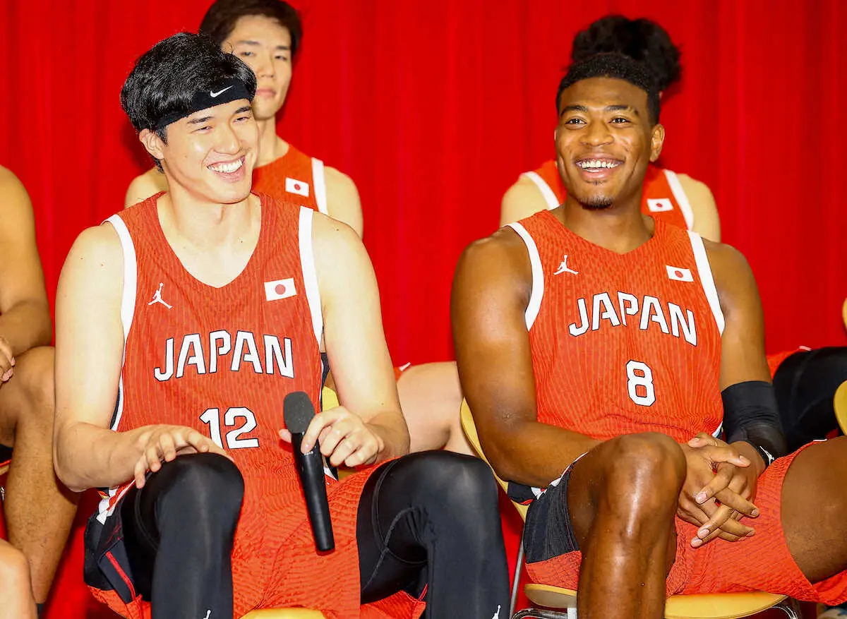 ＜バスケットボール男子日本代表会見＞会見中、笑顔を見せる渡辺雄（左）と八村（撮影・松永　柊斗）